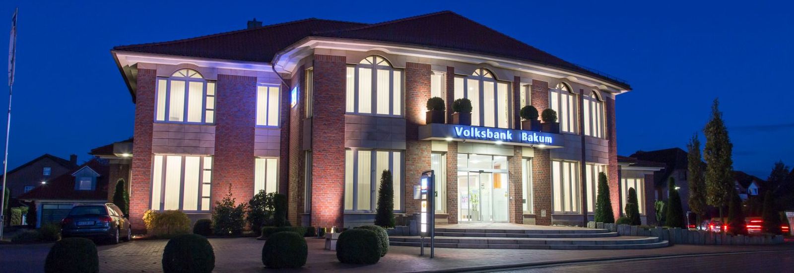 Bankgebäude Nacht - Longpage (1600x550)
